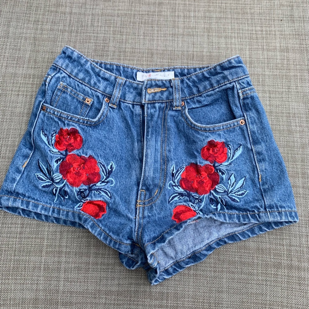 SOLD 🌹 h&m Coachella floral jean shorts